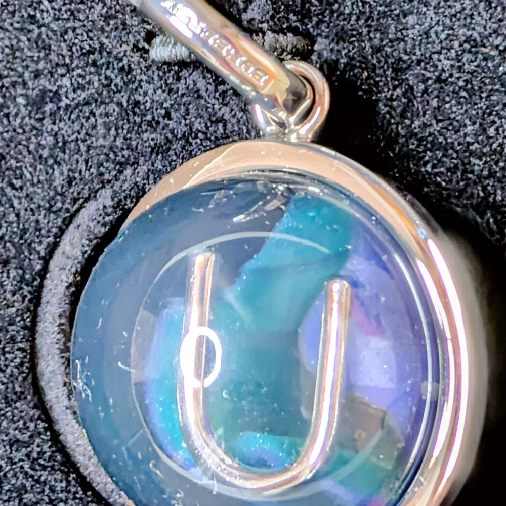 ✨ BURBERRY “U” Initial Pendant / Keychain – With Box & Dust Bag ✨ - Picture 6 of 8